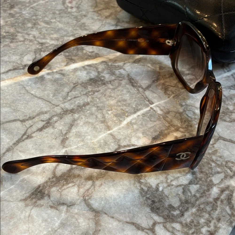 CHANEL Tortoiseshell Gradient Lens Oversized Sunglasses - Picture 2 of 8